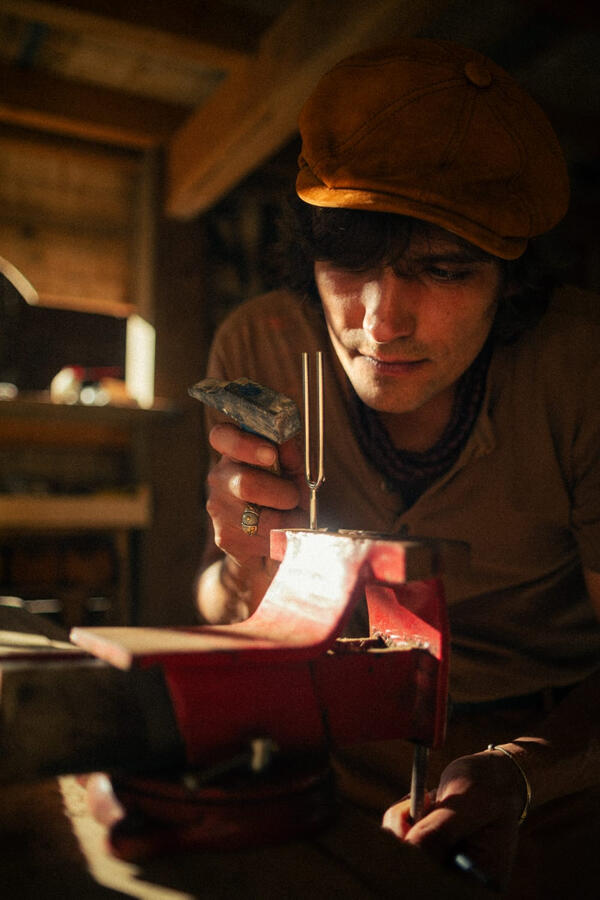 Avant de faire vibrer le monde, il faut accorder son propre silence.